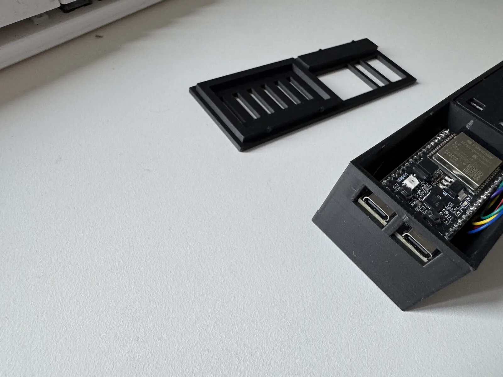 The corrected USB wall on the final print: both USB-C sockets sit in their own window, separated by a strut that the board edge now hits